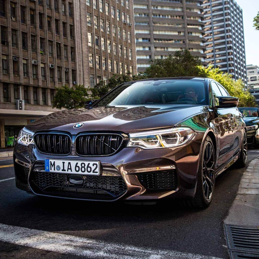 BMW Thailandさんのインスタグラム写真 - (BMW ThailandInstagram)「ความสง่างามแห่งตัวตน บนถนนของ M Town  BMW M5 Competition in BMW Individual Special Paint Macadamia metallic.  #BMW #BMWTH #BMWM5 #M_TOWN」4月29日 16時37分 - bmwthailand