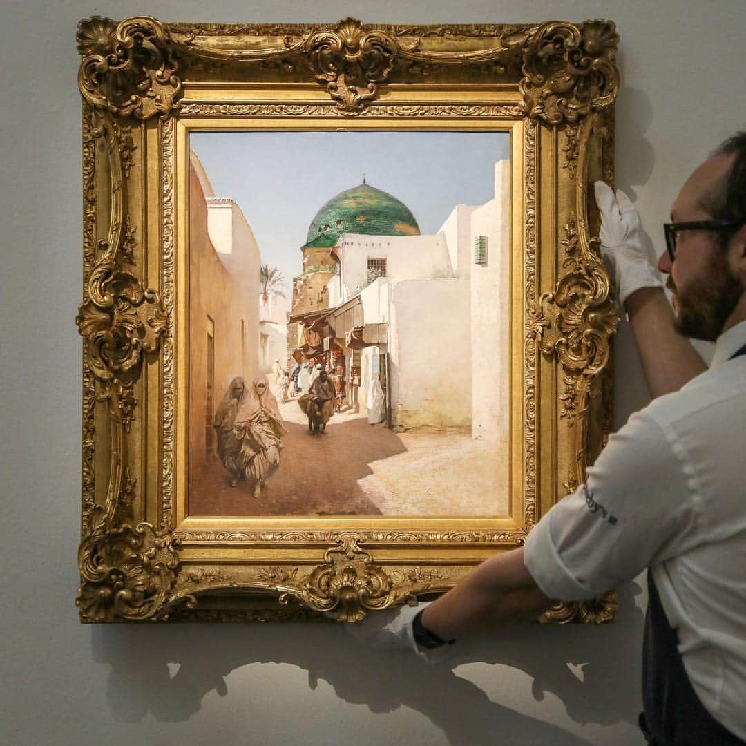 サザビーズさんのインスタグラム写真 - (サザビーズInstagram)「Take a stroll through ‘A Sunlit Street’ by Rubens Santoro, on view in our #London galleries, ahead of tomorrow’s Orientalist Sale. The striking green-domed mosque is possibly that of the al-Nasir Muhammad Mosque in Cairo, and the veiled women may be inspired by contemporary photographs, taken in Algiers circa 1880. #SothebysMiddleEast」4月29日 16時39分 - sothebys