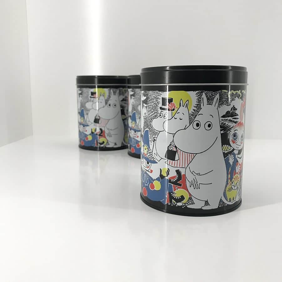 ムーミンさんのインスタグラム写真 - (ムーミンInstagram)「The extremely popular Moomin cookie tin has a new design😉 Swipe for a look👉 What do you think?😍 Psst! We still have a few black tins left in stock, hurry and get yours before they are sold out😘 @fazersuomi #fazersuomi #fazer #moomin #moominofficial #cookies #moomincookies」4月29日 16時39分 - moominofficial