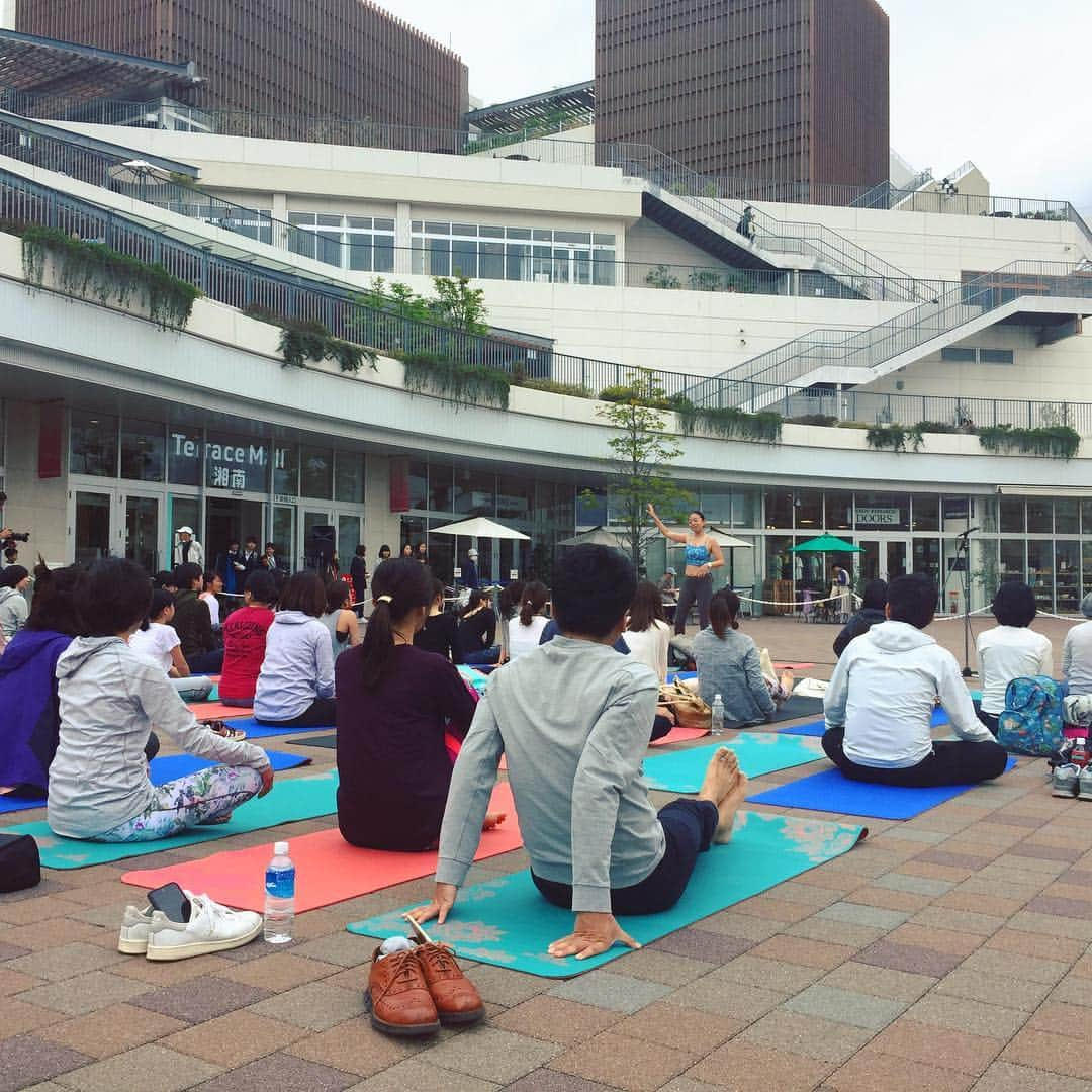 高松いくさんのインスタグラム写真 - (高松いくInstagram)「『prAna』×『yogini』 イベントYoga At テラスモール湘南‼︎ ご参加下さり、ありがとうございました🙏 アクティビティに目覚める心と実践する体を作る‼️ こちらをコンセプトにレッスンを行いました😆  ヨガを学んでいる人で知らない人はいないぐらいの存在 Yoga雑誌、『Yogini』(まだ見たことがない方は是非！ 初心者の方にもとっても分かりやすくて、絡まった糸がほどけていきますよ😊私もどれだけ繰り返し繰り返し読んで学ばせて頂いていることか！) .  エコな素材や環境問題に寄り添う商品を作り出し、 地球に優しく楽しく共存していく方法を提案する活動を、 こういったイベントで伝えているprAnaさんも、 コンセプトが素敵で‼️ 少しでもコンセプトに寄り添いたくて！！ 山登り、サーフィン、Sup、シュノーケリング、カヌー、今日はこのアクティビティに必要な身体の部分をほぐして、更に筋肉にアプローチかけました👍  やっぱり皆さんマットの良さに感動してましたね✨ 最前列はインストラクター達がずらりでしたが、実感してました！！ 会いに来てくれて！楽しんでもらえてとっっても嬉しかった😆✨ ありがとう😭❤️ @prana_jp の皆様 @yogini_japan の皆様 準備から当日の温かいサポートまで 本当にありがとうございました！！ とっても幸せなイベントでした！！ このあと prAnaテラスモール湘南店へ行き 今日のご褒美買っちゃいました😆 Supクルージングツアー用に‼️ 別でアップさせて頂きます🙌✨❤️ . . GW🙌夏休み😆 皆さま！！自然の中で、おもいっきり体を動かす準備は万端ですね👍 ステキなholidayをーー‼️✨🏄‍♂️⛰🐟 #ヨガ #イベント #yoga #gw #summerholiday #activity #surf #sup  #mountain #snorkelling #canoe  #areyouready !? #enjoy #event  #ヨガウェア #マット #yogawear」4月29日 16時41分 - iku_takamatsu_trip_sup_yoga