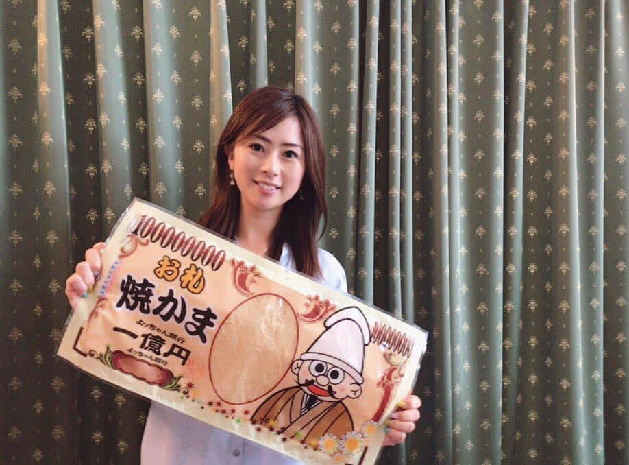 青木茉里奈さんのインスタグラム写真 - (青木茉里奈Instagram)「お父さんから、まりな誕生日プレゼント🎁🎉って、何かと思ったら1億円🤩w これで私は当分ゴルフ出来るらしいです🤣w 素直に嬉しい😆ありがとう🙏🏻✨ #お父さんから #誕生日プレゼント #よっちゃん銀行 #1億円 #嬉しい #パーさんありがとう #😆✨」4月29日 16時52分 - marinaaoki28