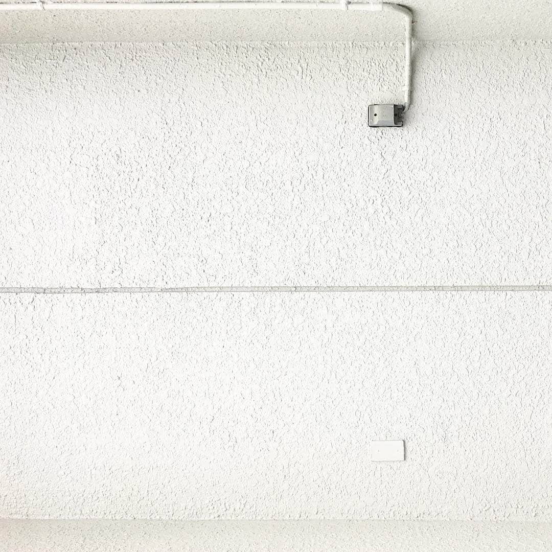 まめのインスタグラム：「White. . . 〆 . #ザ壁部 #ihaveathingforwalls #walls_talking . #mwjp #igersjp #indies_minimal #hueart_life #reco_ig #shotoniphone #youmobile #wearegrryo」