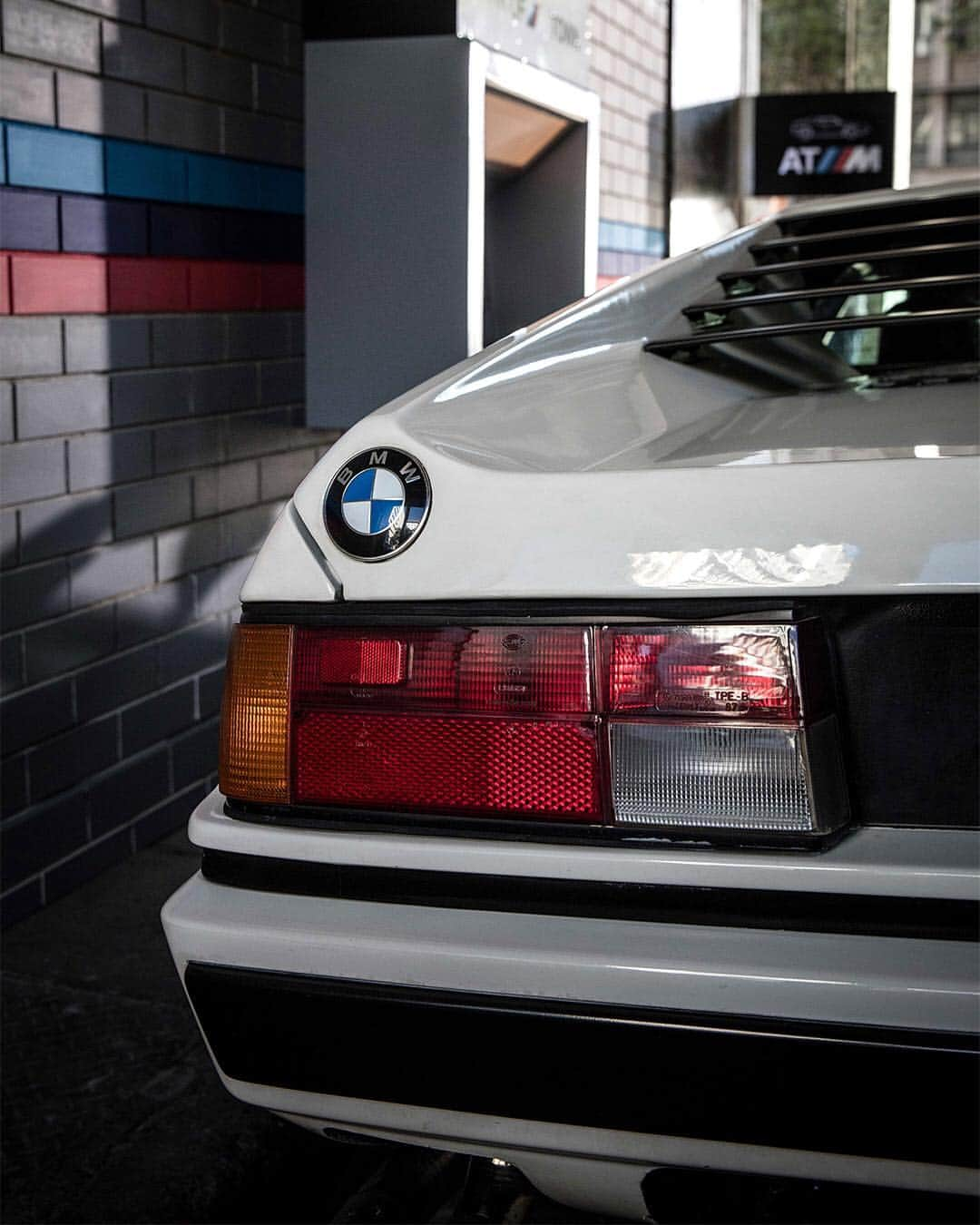 BMWさんのインスタグラム写真 - (BMWInstagram)「Find the place where you truly belong. The iconic BMW M1 in #M_TOWN. #BMW @BMWM #BMWClassic」4月29日 17時01分 - bmw