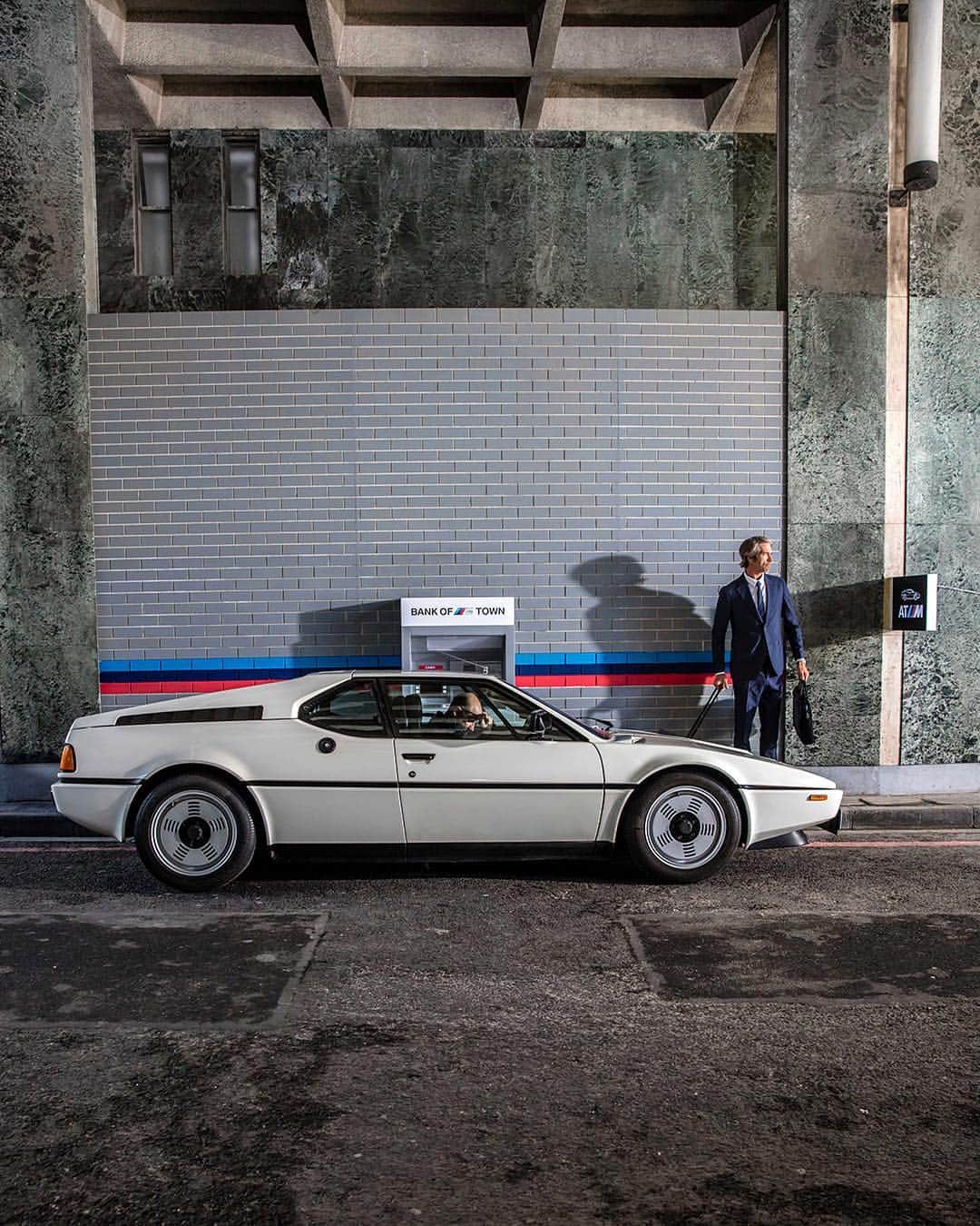 BMWさんのインスタグラム写真 - (BMWInstagram)「Find the place where you truly belong. The iconic BMW M1 in #M_TOWN. #BMW @BMWM #BMWClassic」4月29日 17時01分 - bmw