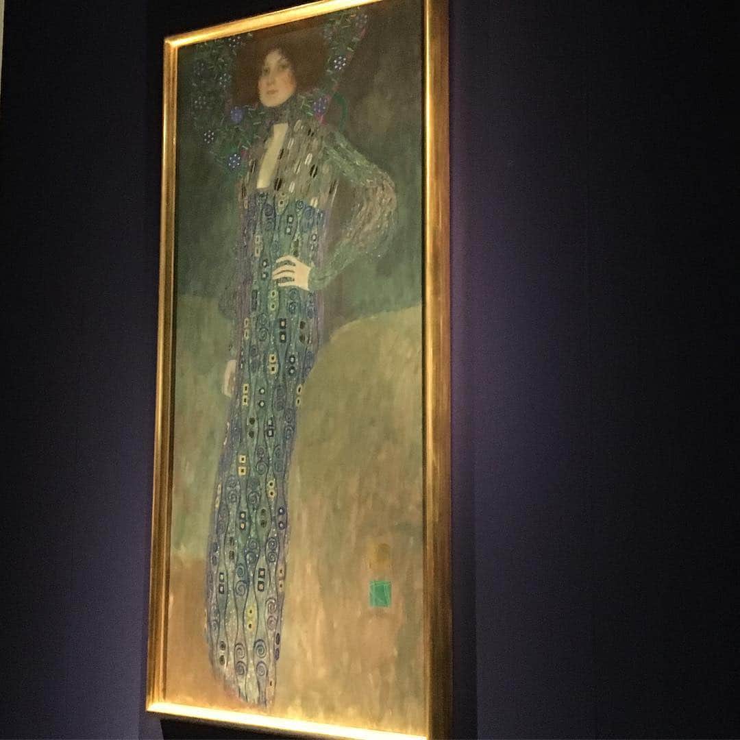 野本かりあのインスタグラム：「久しぶりに美術展。やっぱり水彩画より油絵に吸い寄せられるみたいです、私。油絵は父が描いていたというのも、きっと好きな理由のひとつかな。 #ウィーンモダン展 #コロマンさん気になる」