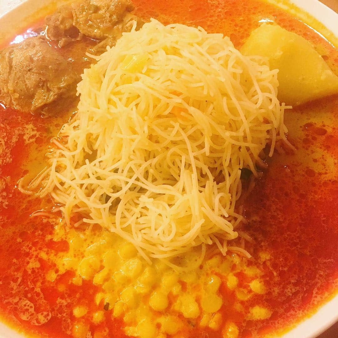 YUKA さんのインスタグラム写真 - (YUKA Instagram)「福岡のみんなありがとうございました〜😆💕 お昼ご飯はツナパハ2。 福岡来たらやはり食べたくなっちゃいます。お腹がまだ、燃えています。  #moumoon #newmoon #towerrecords #live #ツナパハ #ヌードルカリー」4月29日 16時55分 - yukamoumoon