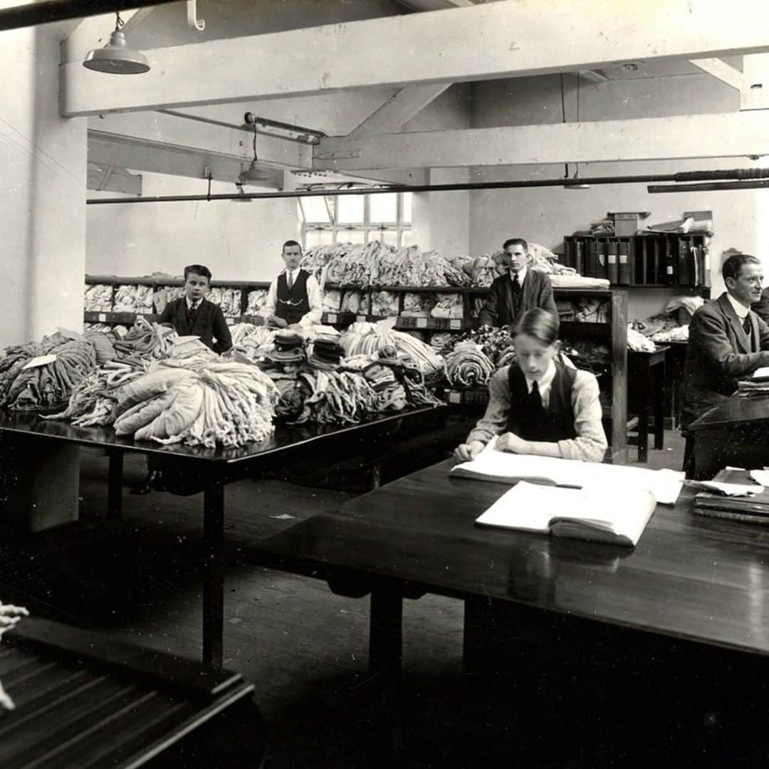 ジョンスメドレーさんのインスタグラム写真 - (ジョンスメドレーInstagram)「Our Factory examination room back in 1927… #MondayMillView #MadeinEngland」4月29日 17時00分 - johnsmedleyknitwear