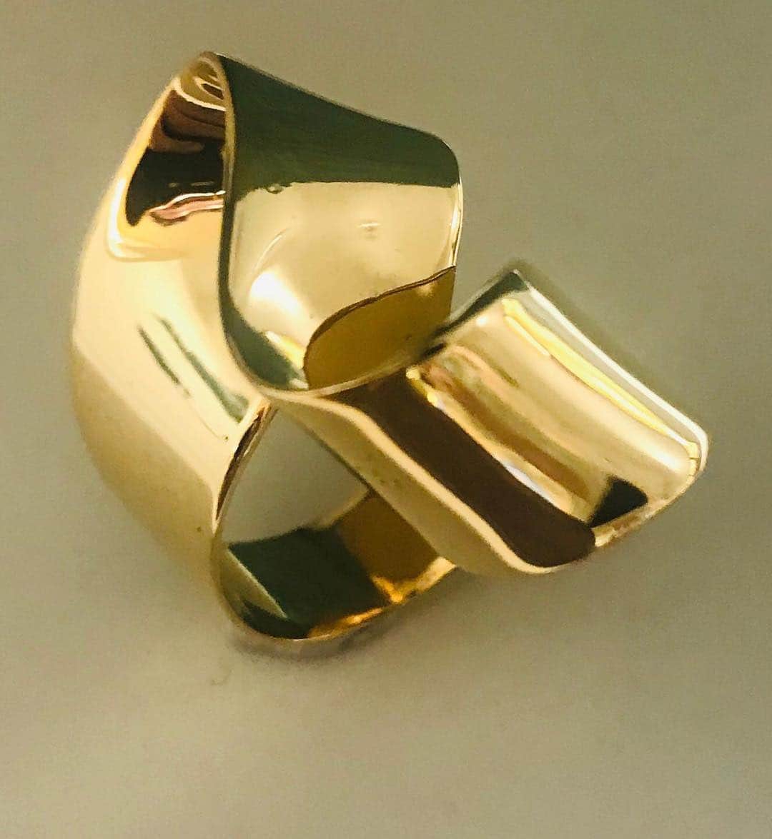ホアキンベラオさんのインスタグラム写真 - (ホアキンベラオInstagram)「¡Empezamos la semana! Anillo de oro amarillo de la colección Clásica. Que tengáis un ¡feliz lunes! #Joaquinaberao #jewelry #jewelryaddict #handmade #jewelrydesign #fashion #JoaquinBeraoJapon #JoaquinBeraoMilan #JoaquinBeraoValencia」4月29日 17時05分 - joaquinberao