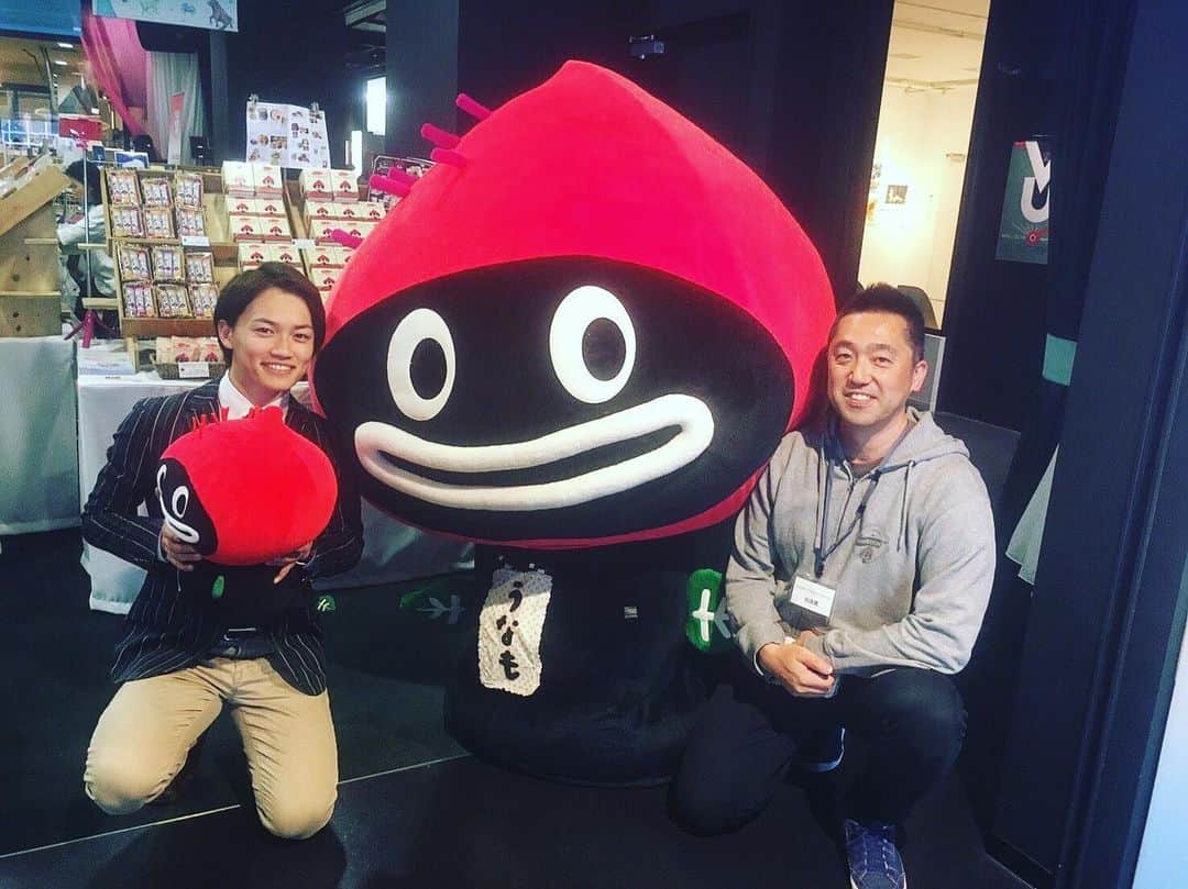 佐伯恵太のインスタグラム：「ヒカリエにお買い物に行ったら8階にうなもがいました☺️今日は向嶋言問姐さんのイベントにしまねっこやたくさんのキャラさんも遊びに行くということで、そっちには行けず残念でしたが、ゴールデンウィークに素敵なキャラさんと会えました✨  うなものしつじさんとの3ショットです📸 写真はうなものtwitterからお借りしました🙏 #うなも #ヒカリエ #ゆるキャラ」