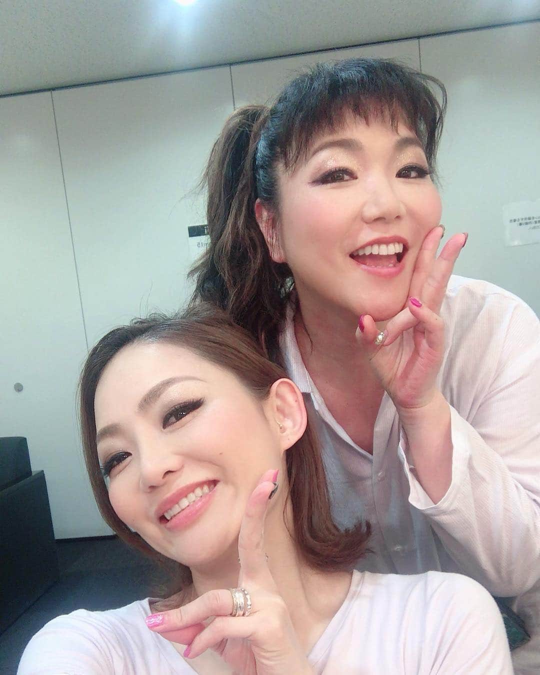 宮本美季のインスタグラム：「今夜は札幌で盛り上がりますよー！！ @mikaarisaka さんと楽屋にて😆  #鈴木雅之  #funkyflag  #loveparade  #札幌  #宮本美季  #有坂美香」