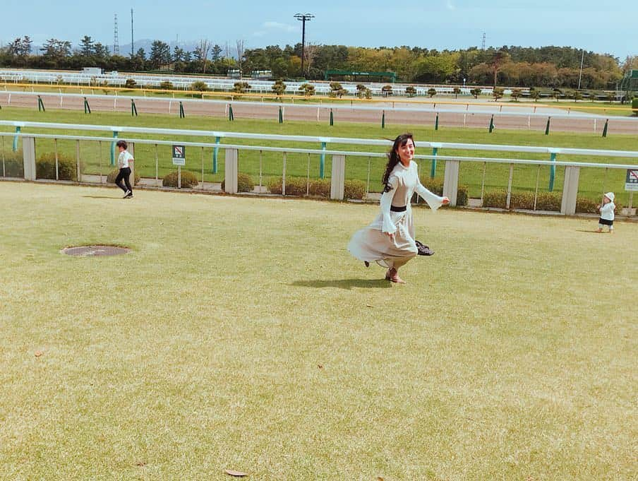 田﨑あさひさんのインスタグラム写真 - (田﨑あさひInstagram)「・ ・ 後ろの子供達より楽しんでた🏃‍♀️‬ ・ ・ ・ ・ ・ ・ ・  #fmport #競馬 #ビタスイ #jra新潟競馬場 #あさパス #じろちゃん #新潟競馬場 #競馬女子  #UMAJO #馬女  #化粧室 #UMAJOSPOT」4月29日 17時19分 - asahitasaki