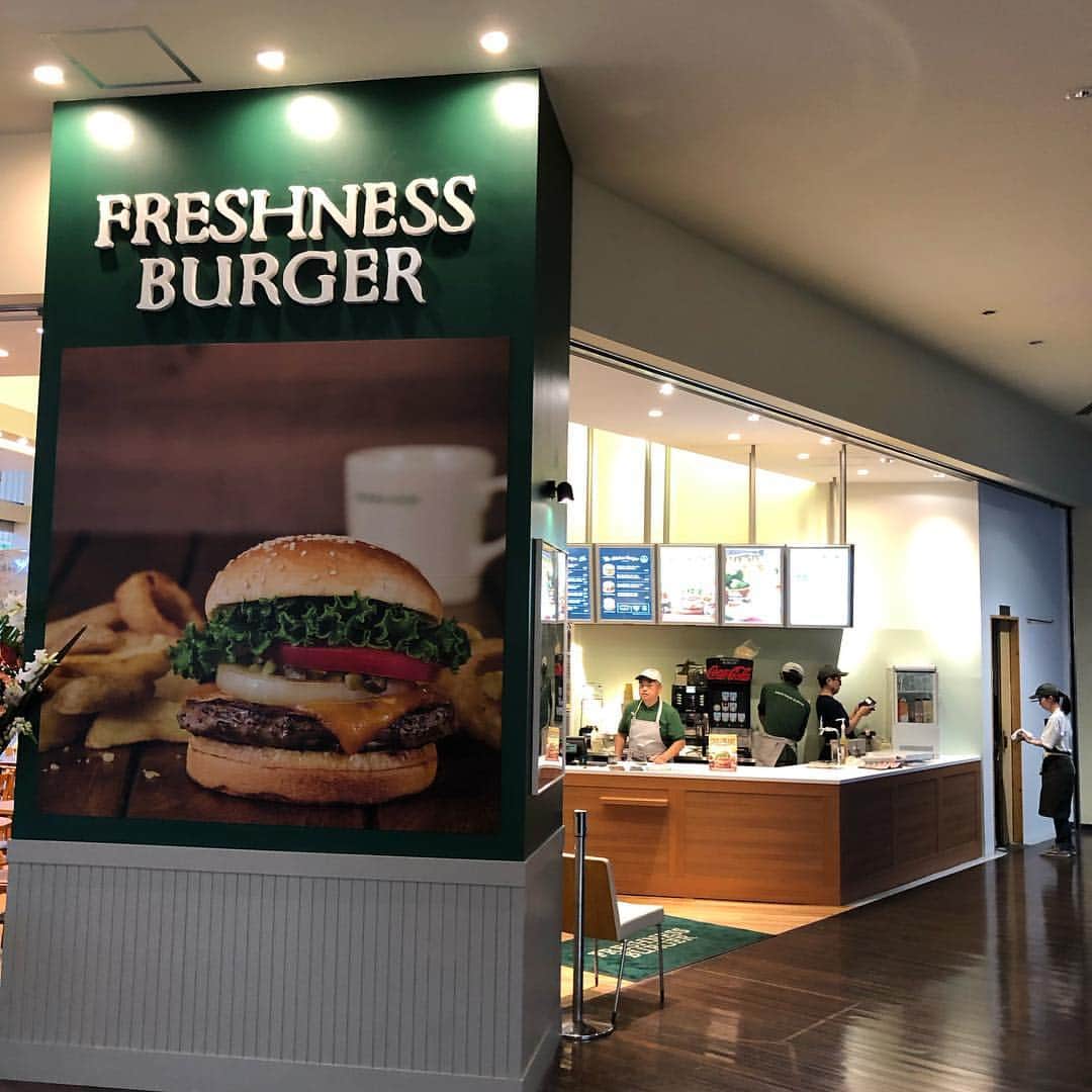 栗田善太郎のインスタグラム：「ベイサイドに FRESHNESS BURGER がオープンしたよ！ でお馴染み、CROSS FM URBAN DUSKは18時スタートです。  因みに回転寿司屋もオープンしてました。」