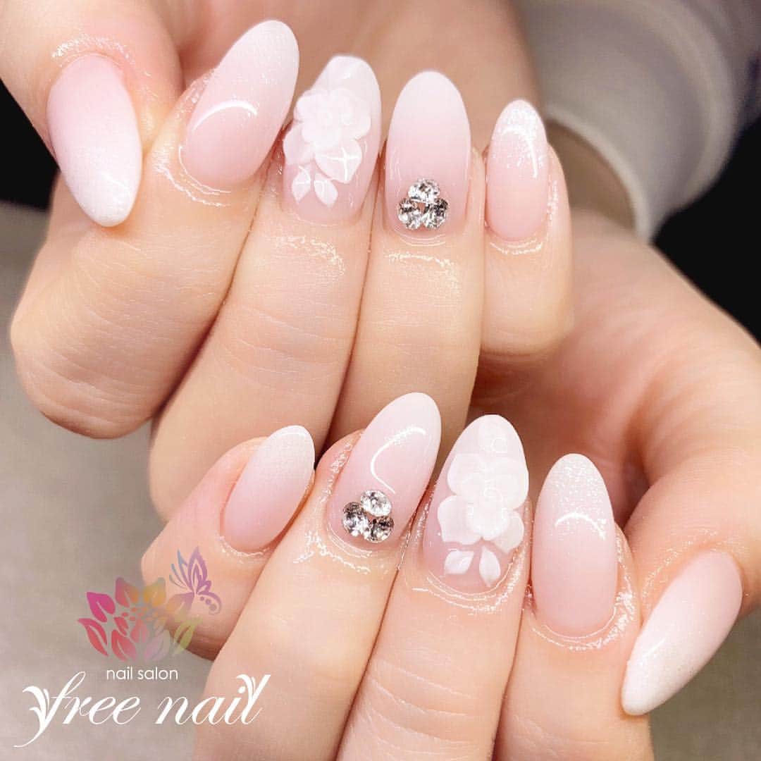 free nail フリーネイルのインスタグラム：「. お客様ネイル💅🏻🌷✨ . ベイビーブーマーネイル💗✨ . ホワイトラメでもっと儚な気に🥺💠✨ . ご来店ありがとうございました🙇🏻‍♀️🙇🏻‍♀️🙇🏻‍♀️💗 . #ネイル #フリーネイル #ネイルアート #ジェルネイル #ネイルサロン #大阪ネイルサロン #ネイルデザイン #ネイルチェンジ #ベイビーブーマーネイル #グラデーションネイル #フラワーネイル #ビジューネイル #ホワイトラメ #ピンクネイル #ホワイトネイル #デザインネイル #シンプルネイル #トレンドネイル #透明感ネイル #春ネイル #スプリングネイル #美甲 #日式美甲 #springnails #nailsart #nailsalon #nailsdid #newnails #newnail #freenail」