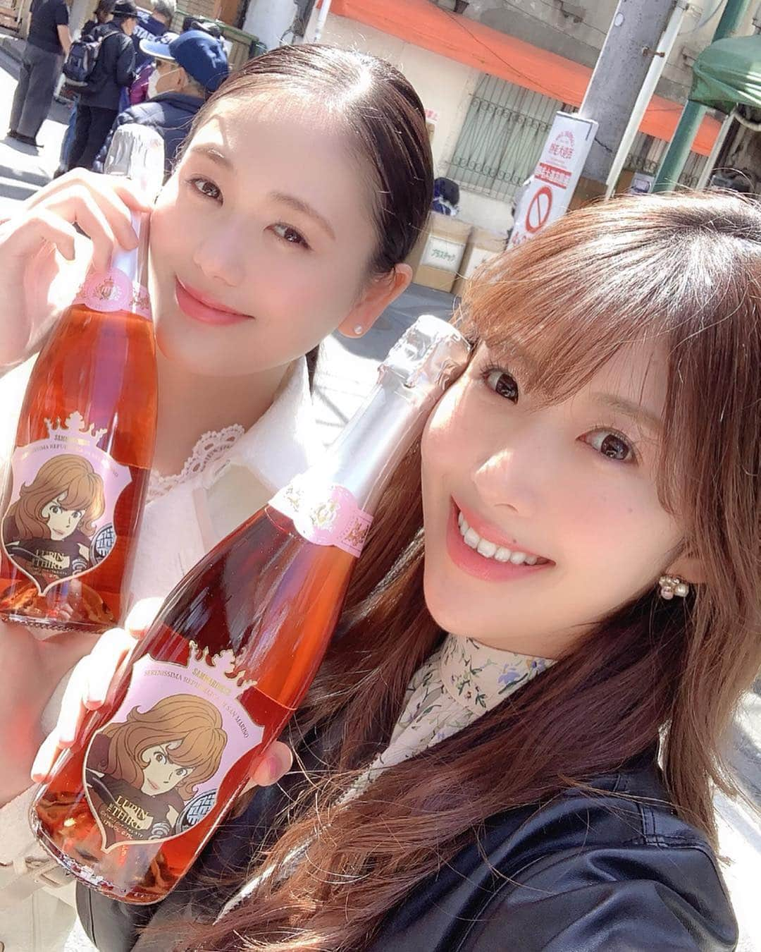 千代田唯さんのインスタグラム写真 - (千代田唯Instagram)「ワインのラベルにご注目🍷✨ サンマリノ共和国はルパン三世映画「カリオストロの城」の舞台になった国 それにちなんで、峰不二子ラベルのスパークリングワインがあるのです♡大人気ですぐ完売でした✨ スッキリとした爽やかな味わいなので、これからの季節にピッタリなワインです🍷🌴✨ 母の日にプレゼントも良いですね🎀 ・ 野毛は笑顔が絶えない素敵な街でとても楽しかったです✨ 野毛の皆さんありがとうございました！！ 来年も巫女不二子さんと行けたらいいなぁ✨ ・ あっでも、その前に、、、。 プライベートで5軒ほどはしご酒したい千代田なのでした🐰💓 ・ #野毛大道芸  #野毛 #蒸気屋 #サンマリノワイン #ルパン三世 #カリオストロの城  #野毛飲み  #ワインエキスパート #ワイン大好き #ワイン #巫女不二子 #神主アイドル #ありがとうございました  #noge #japanesegirl  #winewinewine  #SanMarino #wine #winelover  #와인 #葡萄酒」4月29日 17時14分 - chiyodayui0920