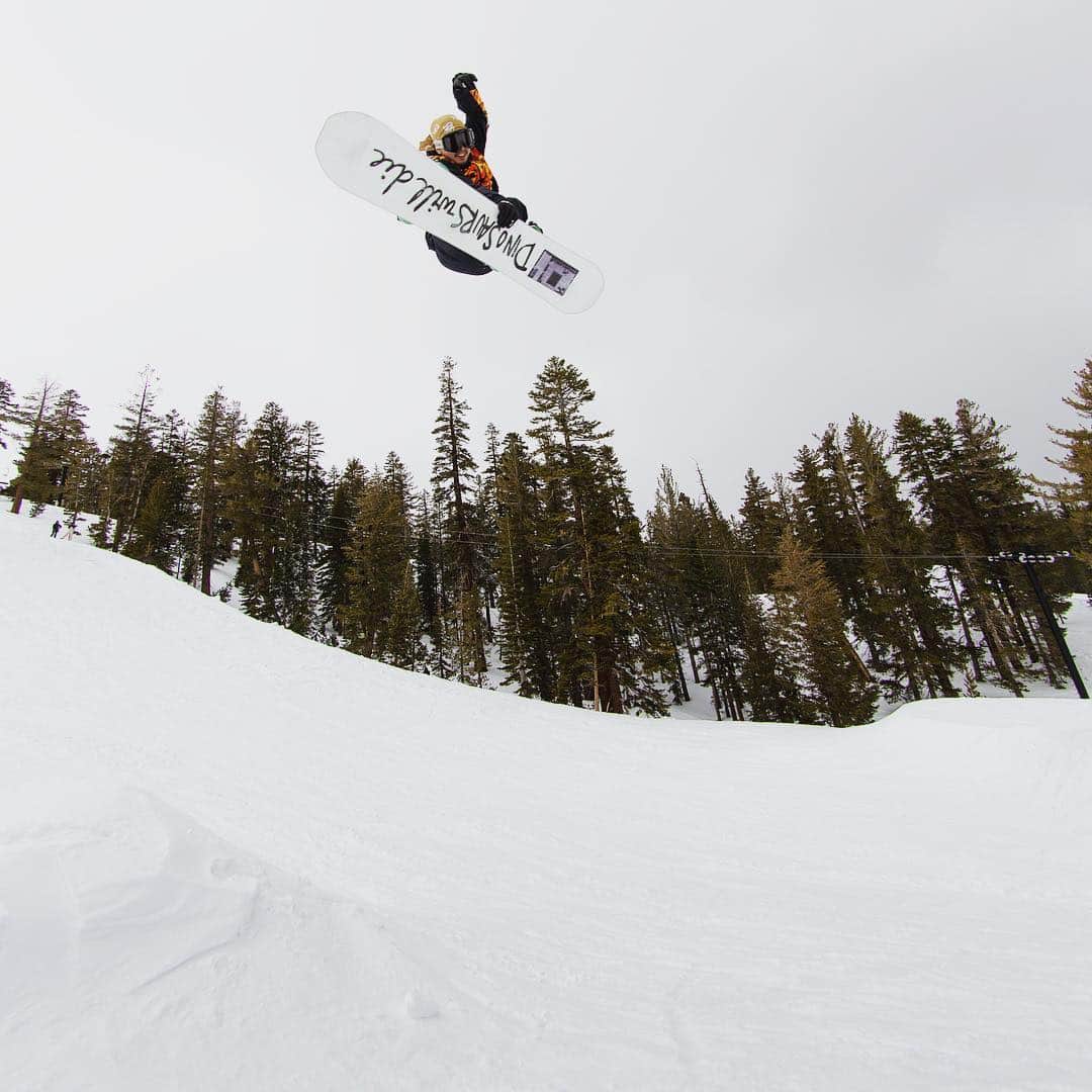 dragonalliancejapan （公式）さんのインスタグラム写真 - (dragonalliancejapan （公式）Instagram)「20代前半から渡米を繰り返してきた @fatcatjournal が @mammothmountain でジャンプすれば自然とカメラが向いてくる🇯🇵🇺🇸⚡️⚡️ スノーボードが楽しすぎてスマイル😺👍 . 📸: @marc_wierenga . @snowboyproductions #howlybowly @dragonalliance #ドラゴンゴーグル #ドラゴンサングラス #snowboarding #スノーボーディング」4月29日 17時20分 - dragon_japan