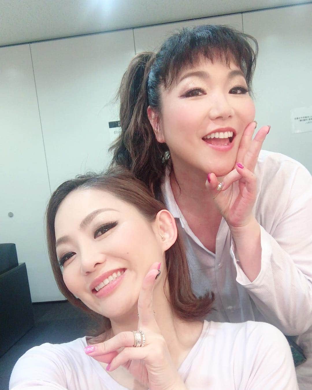 のインスタグラム：「楽屋で #宮本美季 ちゃんと❣️ 今夜は札幌にてFunky Flag Love Paradeでーす❤️💜❤️💜 #鈴木雅之 #tasteofmartinitour2019  #funkyflagloveparade #funkyflag  #有坂美香 #コーラス #tourlife #札幌」