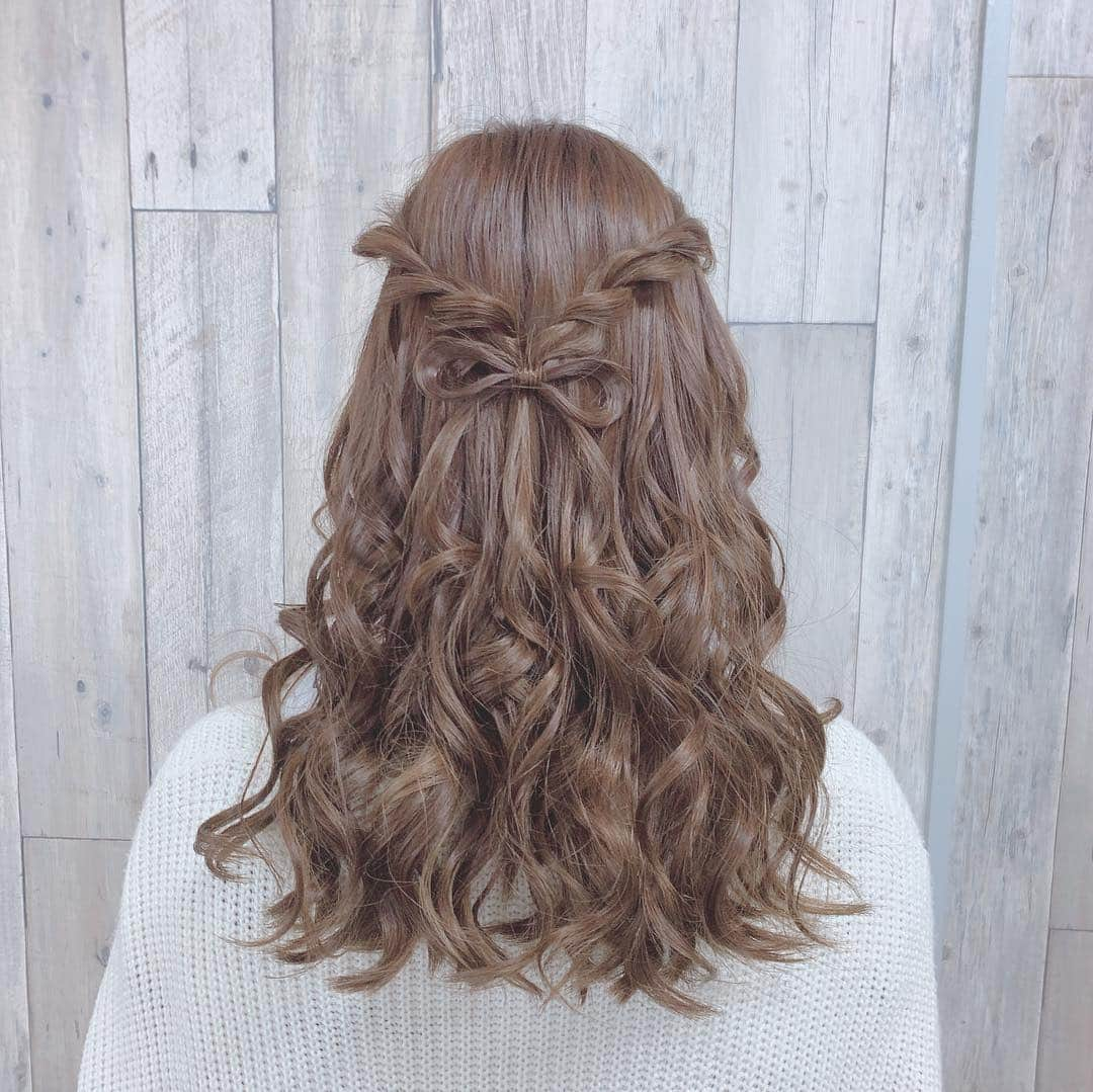 大島麻衣さんのインスタグラム写真 - (大島麻衣Instagram)「結婚式ヘアーでめっちゃ可愛いリボンヘアーにしてもらいました🎀 #結婚式ヘアー #nagomi #hairstyles  #結婚式っていいよなー #しあわせのおすそわけ  #お幸せに」4月29日 17時15分 - maioshima911