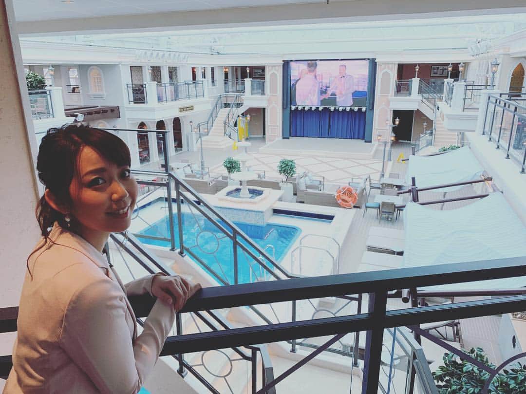 須黒清華のインスタグラム：「今日は日本初入港の豪華クルーズ船を取材してきましたー🚢 驚くのはその大きさっ‼︎ 大迫力‼︎ さらに船内では、プールやウォータースライダー、アスレチックやサッカーなどなど、様々なアクティビティを楽しむことができます✨ 私もこのままこの船でどこかに行きたい〜‼︎ …ところですが、この後さらに移動💦 今日のWBSはあるところから中継でお送りしますっ‼︎ #wbs #ワールドビジネスサテライト #豪華クルーズ船 #クルーズの旅 今日は#生中継 🎶」