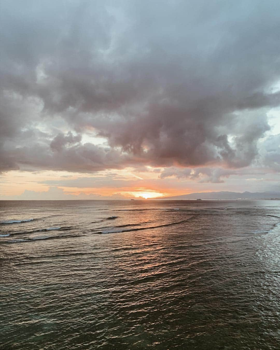 春名亜美さんのインスタグラム写真 - (春名亜美Instagram)「今日は夕方に珍しくスコール🌧 でもちゃんとサンセットは見れました🌤 ・ ・ ・ #Hawaii #ハワイ #sunset #sunsetbeach #サンセット#ハワイ生活 #hawaiilife #ハワイ暮らし #ハワイライフ」4月29日 17時34分 - amiharunaami