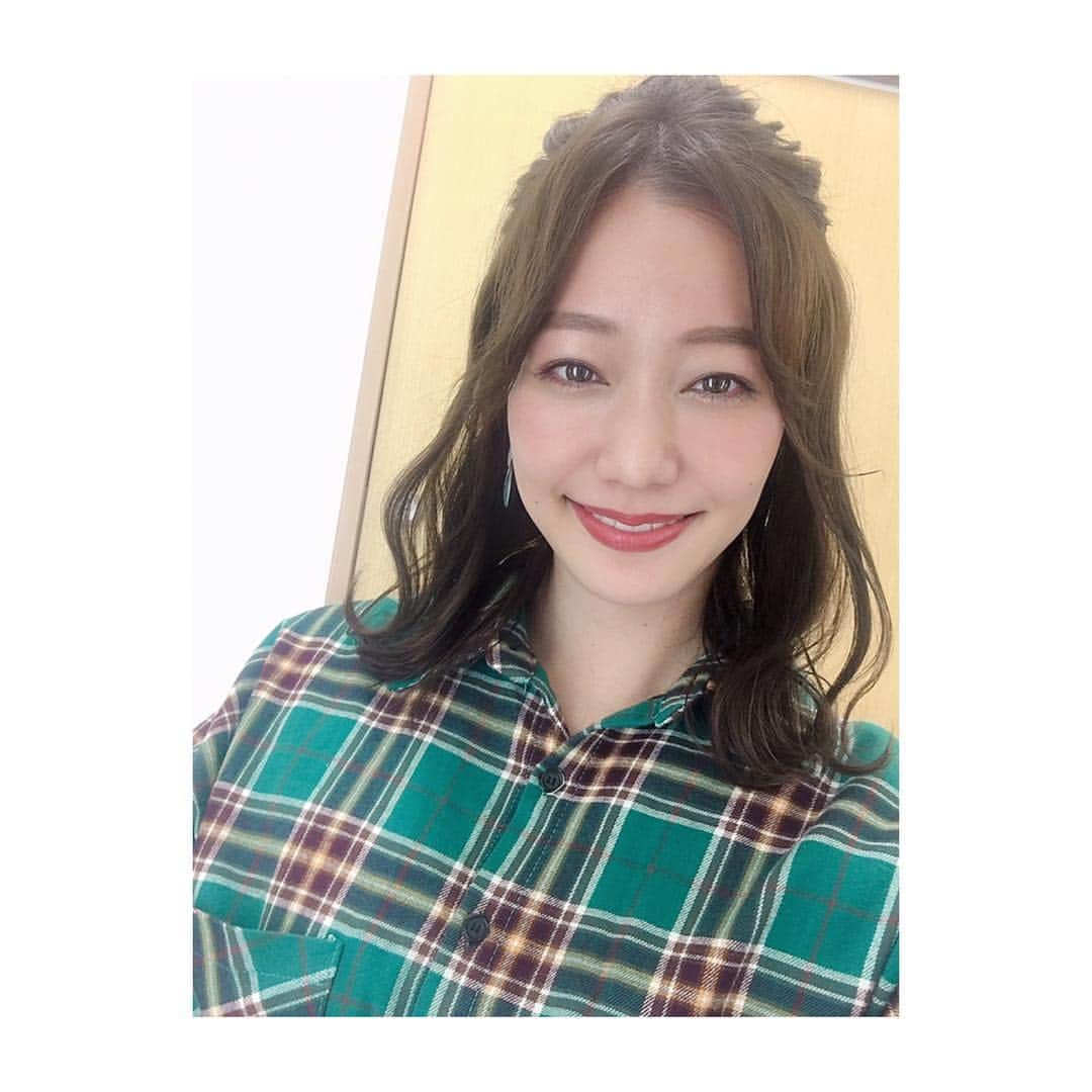 喜多よしかさんのインスタグラム写真 - (喜多よしかInstagram)「久しぶりにみさきちゃんがヘアメイクしてくれました☺️❤️ ・ ハーフアップのおだんごヘア🙆‍♀️ ありがとう☺️🌹 ・ #ヘアスタイル #ヘアメイク #ハーフアップ #おだんご #ジンギス談」4月29日 17時35分 - yoshika_1002_official