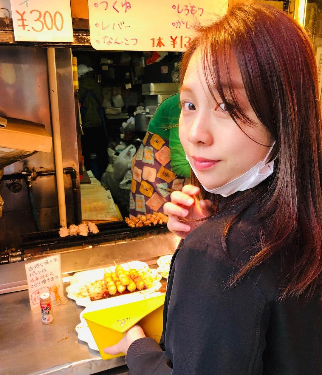 鈴木あきえさんのインスタグラム写真 - (鈴木あきえInstagram)「こんにちは☺︎ 髪の色が変わり 焼き鳥を買ってる女、鈴木あきえです⭐️ GWいかがお過ごしでございますか❓  わたくしめは、 先日 毎度お世話になってる #美容院 #Anie へ行ってきました⭐️ いつも通り カラーと 整えカット🥳  カラーが抜けやすいタイプなので だいたい 気持ち暗めに染めてもらってます⭐️ Anieに来ると、 とにかく髪の毛が生き返る🥳  髪が綺麗だと気分があがるね🥰  北山さん、 @dai0819  今回もありがとうぅぅございました🥳✨ #Anie ☎︎ 0367210666 #美容院お探しの方ぜひ❤️ #美容院 #表参道 #子連れ可 #ありがたし🙏🏻 #いつもありがとう😊 #前髪が伸びてきたよ #いつも切るか切らまいかギリギリのとこで持ちこたえて切らず #切りたい欲と伸ばしたい欲に板場さまれてる ✱ ✱ しかし GWどこもかしこも人がすごいね〜🤪」4月29日 17時46分 - akiesuzuki0312