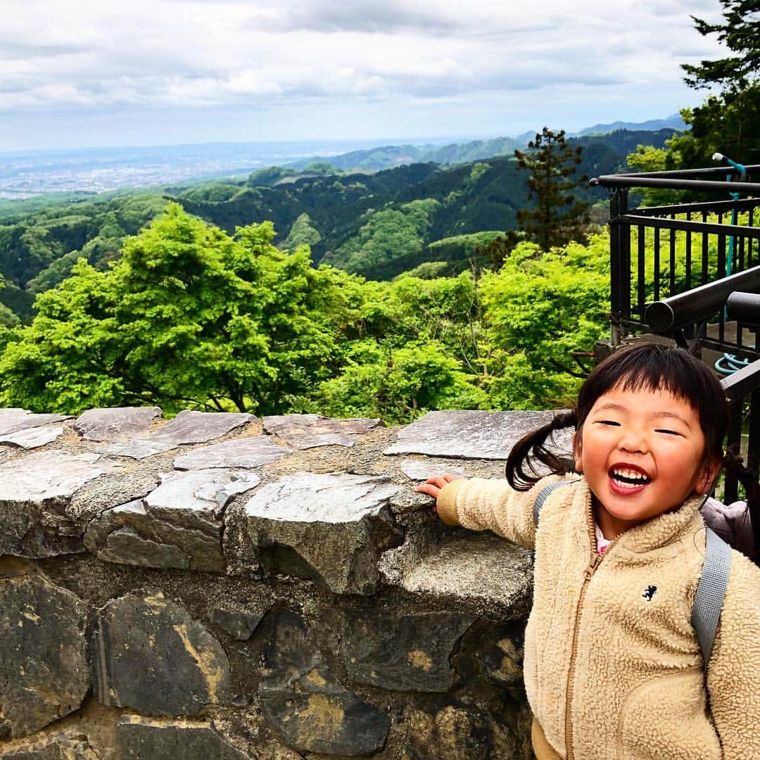 新井美穂さんのインスタグラム写真 - (新井美穂Instagram)「今日は娘と#高尾山 へ。 絶景の山頂でお弁当を食べるのを目指していたものの、 娘はケーブル降りて、抱っこで108段の階段#男坂 の前まで行って とりあえずの階段を登り終えた時点でなんか達成感を感じたようで😅 「よし、おべんとたべようよー！」と仕切りはじめる娘。#まだ午前中 しつこくて結局#薬王院 の手前の全然景色もよくないスペースでシート広げて私は渋々の#ランチタイム#おべんとう  娘は、会話もなくただひたすらお弁当にがっつき完食した後まさかの一言。 「おうちかえろうよ！」 もうびっくりして、まだ何も見てないし登山してへんやんって返すと 「ハレちゃんはねー、お団子食べておうちかえりたいんだよ」と言われ そのまま引き返してもちろん行きしなは通り過ぎたお団子を食べて帰ってきましたー😭（笑）#チェック済み#目ざとい娘  高尾山まで行かず、近所の公園でお弁当食べたら良かったわ（笑）  そんな#ゴールデンウイーク3日目  #娘2歳10ヶ月#母娘休日#マイペースな娘#花よりだんご#食欲旺盛」4月29日 17時40分 - arai_miho