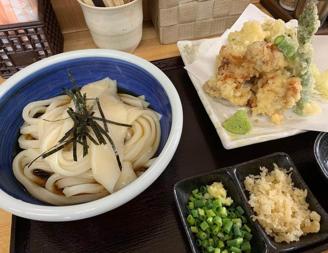 やふさんのインスタグラム写真 - (やふInstagram)「昨日のうどん。ぶっかけと鶏天、季節の天ぷらはアスパラ天、アオサの天ぷら。 サッカーの試合行く前に寄るのがルーチンです。 . ＃うどん #讃岐うどん #ぶっかけうどん #とり天ラヴァー」4月29日 17時41分 - kyafy