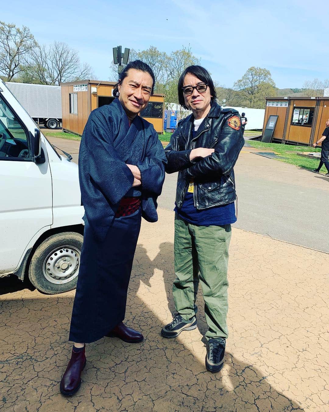 トータス松本のインスタグラム：「アラバキにてキングと。撮影 by 奥野真哉 #アラバキ #ウルフルズ #スリーピース #だいぶ慣れてきた #気持ちよかった #でもまだまだ #ギターに夢中で #息継ぎ忘れる #エフェクター #踏み間違える #鼻水出る #指痛い #もっと頑張ります #令和へ #つづく」