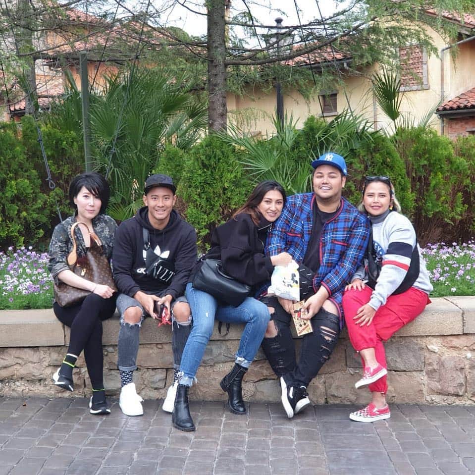 Ivan Gunawanさんのインスタグラム写真 - (Ivan GunawanInstagram)「. spending the day with my team @ disney sea :) . such an exhausted yet fun day, i hope you guys can visit this place with your love ones someday . / / #myteam #myfamily #disneyseajapan」4月29日 17時49分 - ivan_gunawan