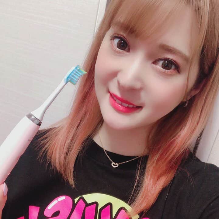 渡辺茉莉絵のインスタグラム：「最近前々から欲しかった#フィリップス の#電動歯ブラシ をプレゼントで頂いたので、#デンタルケア により熱を入れてるよ☺️💗💕 * タイミングよく、3月8日から4月15日の間に･･･ @bihaku.30days をフォロー&いいねをした人の中から抽選で#美歯口30days が無料プレゼントされるキャンペーンに当たったから、最近はこれを寝る前の歯磨きの時にだけ使って#ホームホワイトニング を始めてみたのでしゅ🐶🔥🔥🔥 #ホワイトニング って通うのも大変だし痛いし･･･全然好きじゃなかったんだけど、やっぱり歯は白い方が印象もいいしこれで地道に#ホワイトニング してるよん🐰🍎めざせ#美歯口 ✨ #dentalcare #homewhitening #whitening #philips #sonicare #japanesegirl #instagood」
