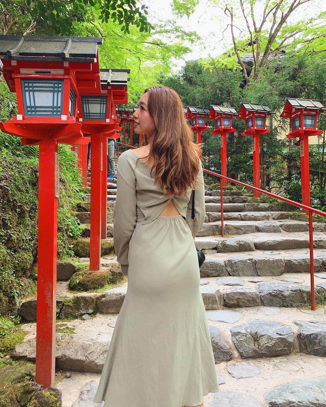 唯可（yuika）さんのインスタグラム写真 - (唯可（yuika）Instagram)「* GWスタートーーー✊✨まずは京都⛩ パワースポットで有名な貴船神社に行って来たよ🥺✨ 縁結びの聖地らしい😇水の神様がいるらしいので水占いもやってきた🔮動画見てね👀まだ少し寒かったけど、夏になったら川床料理も食べたいな〜😋🥄着てる洋服はタップしてね🤟 * そしてそして、誕生日月でだいぶ太り過ぎたので いつもお世話になっている @luana_aina_tokyo_byjbaa  でしっかりとセルライトと脂肪流してもらってきました🤤 いつも行くと本当に身体がリセットされた感じでスッキリする🧡ダイエットしたい人にオススメのサロンです🐰✨ * * #貴船神社#貴船#鞍馬#京都#京都旅行#京都観光#ゴールデンウィーク#旅行#国内旅行#占い#川床料理#川床#ダイエット#エステ#ボディメイク##GW#kyoto#goldenweek#japantrip#パワースポット#御朱印」4月29日 17時52分 - yu.i.k.a