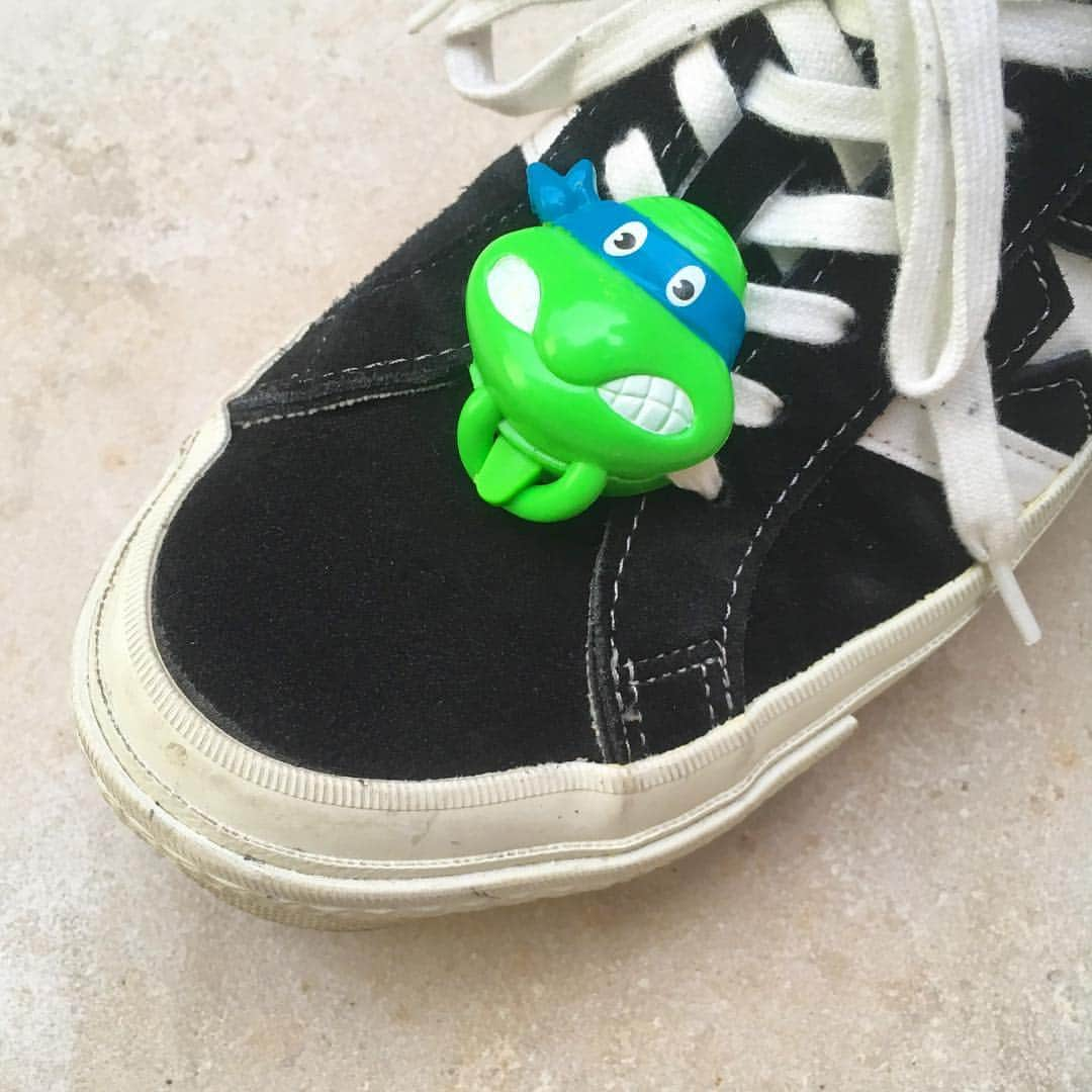 おもちゃやSPIRALさんのインスタグラム写真 - (おもちゃやSPIRALInstagram)「80's TURTLES LEONARDO SNEAKER SNAPPERS 入荷しました👟  紐の、一番下でも上でも着けれます！ バックパックのアジャスターにつけたりしてもかわいいです😊  2800円です！」4月29日 17時57分 - spiral_toy