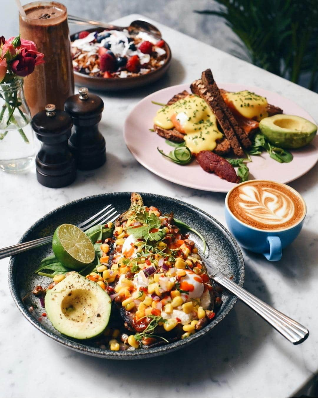 @LONDON | TAG #THISISLONDONさんのインスタグラム写真 - (@LONDON | TAG #THISISLONDONInstagram)「@MrLondon checking in... 🇦🇺 an Aussie “healthy start” at @daisygreencollection is one my favourite ways to start a week. Celeriac toast, avocado 🥑 eggs 🥚 broccoli 🥦 tomatoes 🍅 + halloumi - paired with cold pressed juice and a banging #FlatWhite ☕️👌🏼 If you feel like slicing things up, try their bottomless brunch at the weekend - £39.50 per person and bottomless Prosecco or mimosas for the session! 🥂🍾 Save room for award-winning banana bread and unicorns waffles! 😱😜 // #thisislondon #londoncoffeeshops #londonfood #londonreviewed #ScarlettGreen」4月29日 17時58分 - london