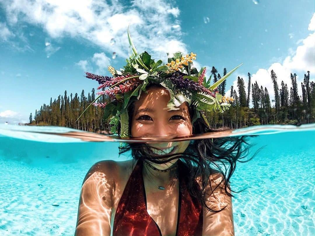 楽天トラベル さんのインスタグラム写真 - (楽天トラベル Instagram)「フォトコンテスト「#楽天もう一度行きたい旅 」入賞作品をご紹介します✨ . 優秀賞に輝いたのは @mi1_moonstagram さんの抜群な透明度を誇る水中でキュートな笑顔とお手製花冠が映える1枚です💕 . ~~~~~~~~~~~~~ 天然のプールと言われている イルデパン島にあるピッシンヌナチュレル🏝 1番行きたかった場所！！ そして行きたかった場所でやりたかった写真がこれ❤︎ この花かんむり深夜にもくもくと作った力作（笑） ここはまた絶対行きたい！ ~~~~~~~~~~~~~ . おめでとうございます！素敵な旅の思い出写真の投稿をありがとうございました🙏🏻 . . #楽天トラベル #楽天  #rakutentravel #旅 #旅行 #旅に出よう #旅行好きな人と繋がりたい #travel #trip  #ピッシンヌナチュレル  #ニューカレドニア  #天然プール  #花冠」4月29日 18時00分 - rakutentravel