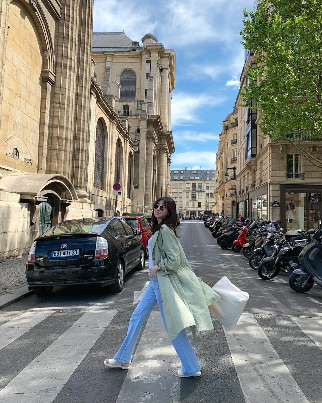 カン・ヘヨンさんのインスタグラム写真 - (カン・ヘヨンInstagram)「#paris #france 🇫🇷 무슨일로 파란 하늘☀️💙 신나서 파워워킹!ㅋㅋㅋ  요기는 #뤽상부르공원 근처인데 개인적으로 파리에서 여기가 제일 예뻤어요 파리가시면 꼭 들려보시길💙」4月29日 18時02分 - mangdoo_noona