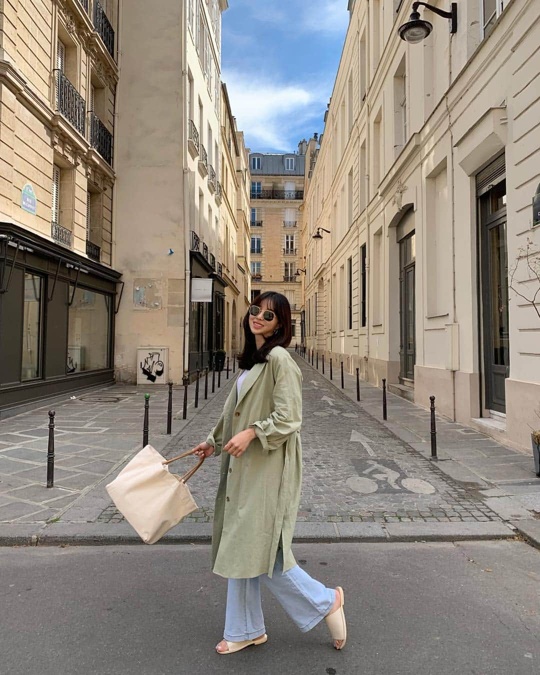 カン・ヘヨンさんのインスタグラム写真 - (カン・ヘヨンInstagram)「#paris #france 🇫🇷 무슨일로 파란 하늘☀️💙 신나서 파워워킹!ㅋㅋㅋ  요기는 #뤽상부르공원 근처인데 개인적으로 파리에서 여기가 제일 예뻤어요 파리가시면 꼭 들려보시길💙」4月29日 18時02分 - mangdoo_noona