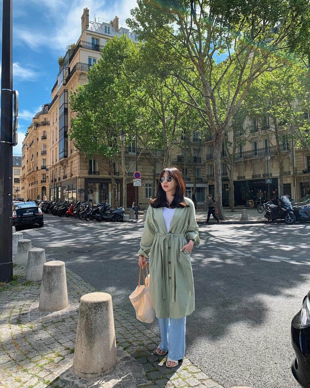 カン・ヘヨンさんのインスタグラム写真 - (カン・ヘヨンInstagram)「#paris #france 🇫🇷 무슨일로 파란 하늘☀️💙 신나서 파워워킹!ㅋㅋㅋ  요기는 #뤽상부르공원 근처인데 개인적으로 파리에서 여기가 제일 예뻤어요 파리가시면 꼭 들려보시길💙」4月29日 18時02分 - mangdoo_noona