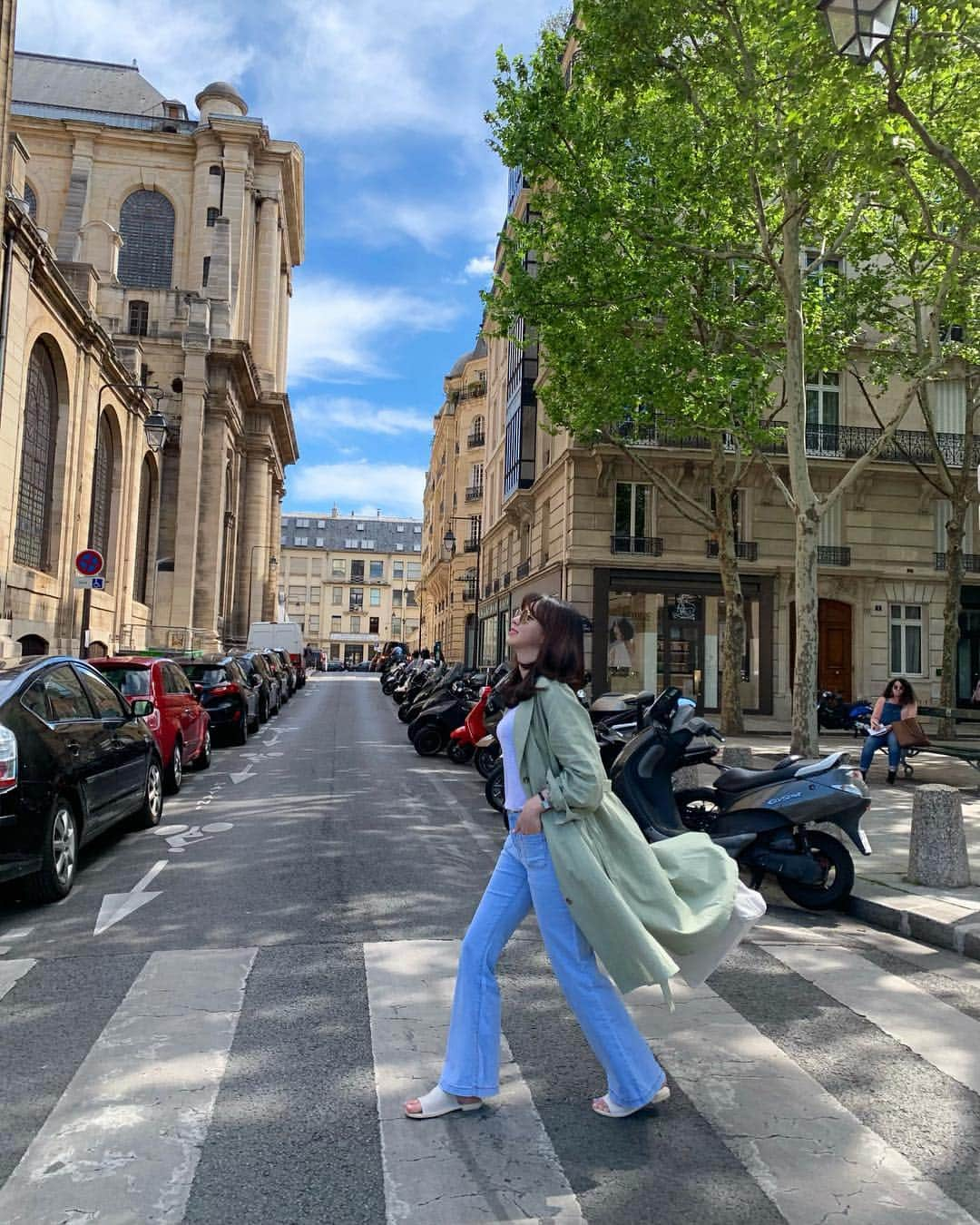 カン・ヘヨンさんのインスタグラム写真 - (カン・ヘヨンInstagram)「#paris #france 🇫🇷 무슨일로 파란 하늘☀️💙 신나서 파워워킹!ㅋㅋㅋ  요기는 #뤽상부르공원 근처인데 개인적으로 파리에서 여기가 제일 예뻤어요 파리가시면 꼭 들려보시길💙」4月29日 18時02分 - mangdoo_noona