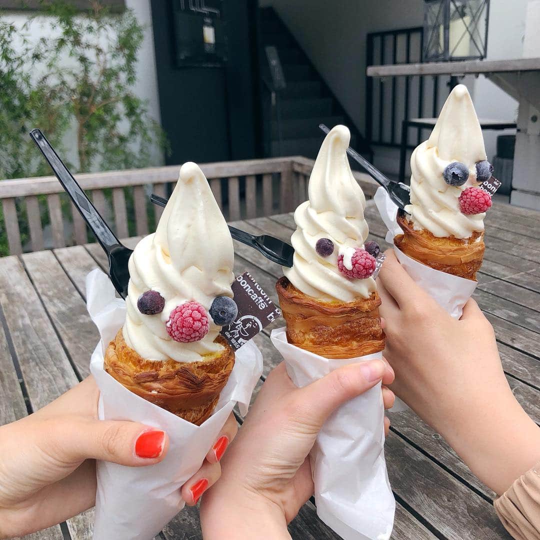 市野莉子さんのインスタグラム写真 - (市野莉子Instagram)「- みなさん、GW楽しんでますか？ 今年は10連休なんだとさ🥰 リフレッシュしてくださいっ で、私はアイスクリーム食べてきた🍦 食べた後はしっかり動いて〜 今日も良き日でした♡ - #りかりこ#双子#twins#gw#icecream#cute#followme」4月29日 18時11分 - riko_ichino