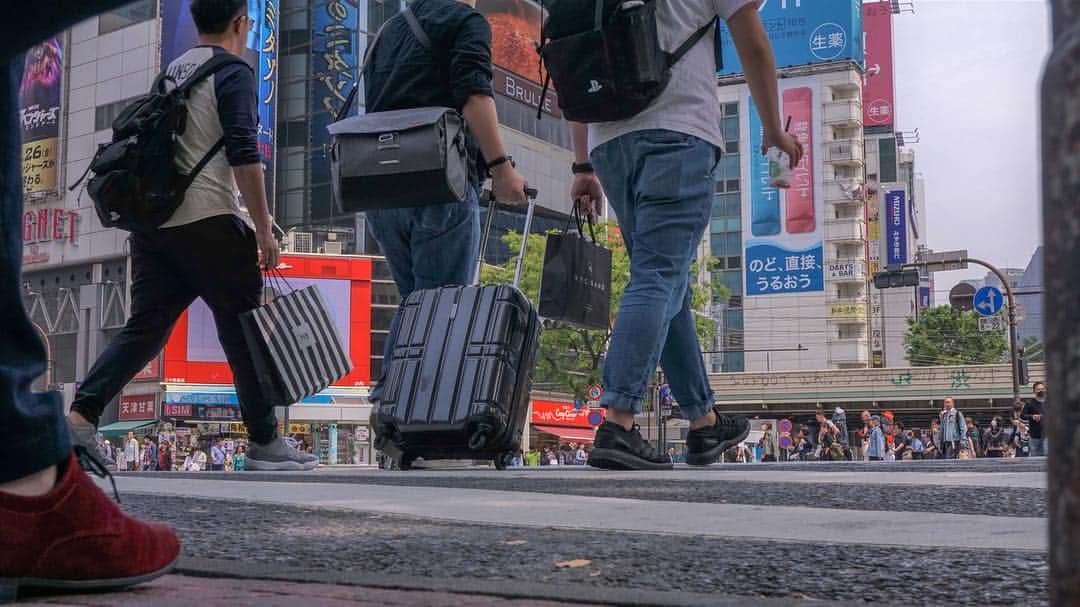 The Japan Timesさんのインスタグラム写真 - (The Japan TimesInstagram)「Finding free locker space can be a drag, especially during peak seasons or busy times of the day. A Tokyo-based start-up has developed a platform that ensures that you don’t need to haul around your excess baggage. Called Ecbo Cloak, it allows travelers to store luggage for up to a few days at more than 1,000 facilities including coffee shops, beauty salons, karaoke parlors and even shrines and book the space with a smartphone app. Link in the bio. (Photos by @magdalena_osumi) . . . . . . #travel #travelinjapan #instatravel #tourism #japan #tourists #luggage #観光 #startups #EcboCloak」4月29日 18時05分 - thejapantimes