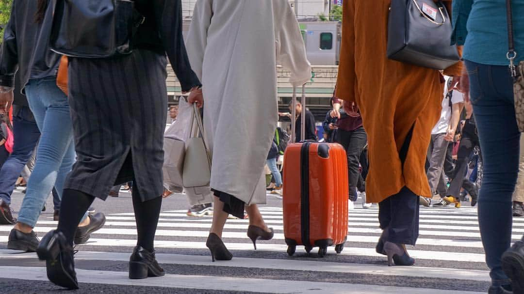 The Japan Timesさんのインスタグラム写真 - (The Japan TimesInstagram)「Finding free locker space can be a drag, especially during peak seasons or busy times of the day. A Tokyo-based start-up has developed a platform that ensures that you don’t need to haul around your excess baggage. Called Ecbo Cloak, it allows travelers to store luggage for up to a few days at more than 1,000 facilities including coffee shops, beauty salons, karaoke parlors and even shrines and book the space with a smartphone app. Link in the bio. (Photos by @magdalena_osumi) . . . . . . #travel #travelinjapan #instatravel #tourism #japan #tourists #luggage #観光 #startups #EcboCloak」4月29日 18時05分 - thejapantimes