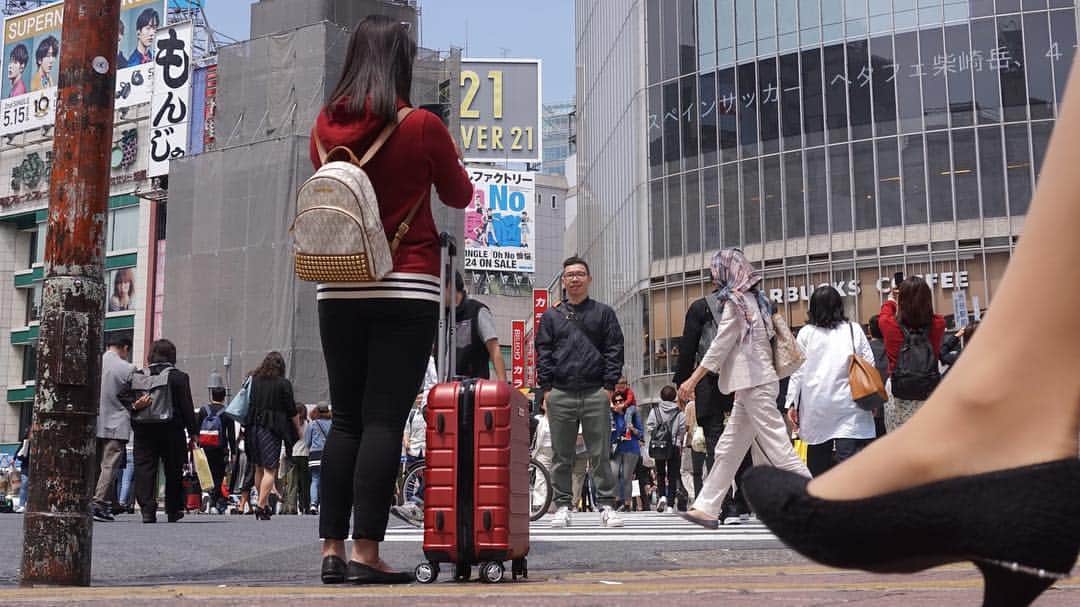 のインスタグラム：「Finding free locker space can be a drag, especially during peak seasons or busy times of the day. A Tokyo-based start-up has developed a platform that ensures that you don’t need to haul around your excess baggage. Called Ecbo Cloak, it allows travelers to store luggage for up to a few days at more than 1,000 facilities including coffee shops, beauty salons, karaoke parlors and even shrines and book the space with a smartphone app. Link in the bio. (Photos by @magdalena_osumi) . . . . . . #travel #travelinjapan #instatravel #tourism #japan #tourists #luggage #観光 #startups #EcboCloak」