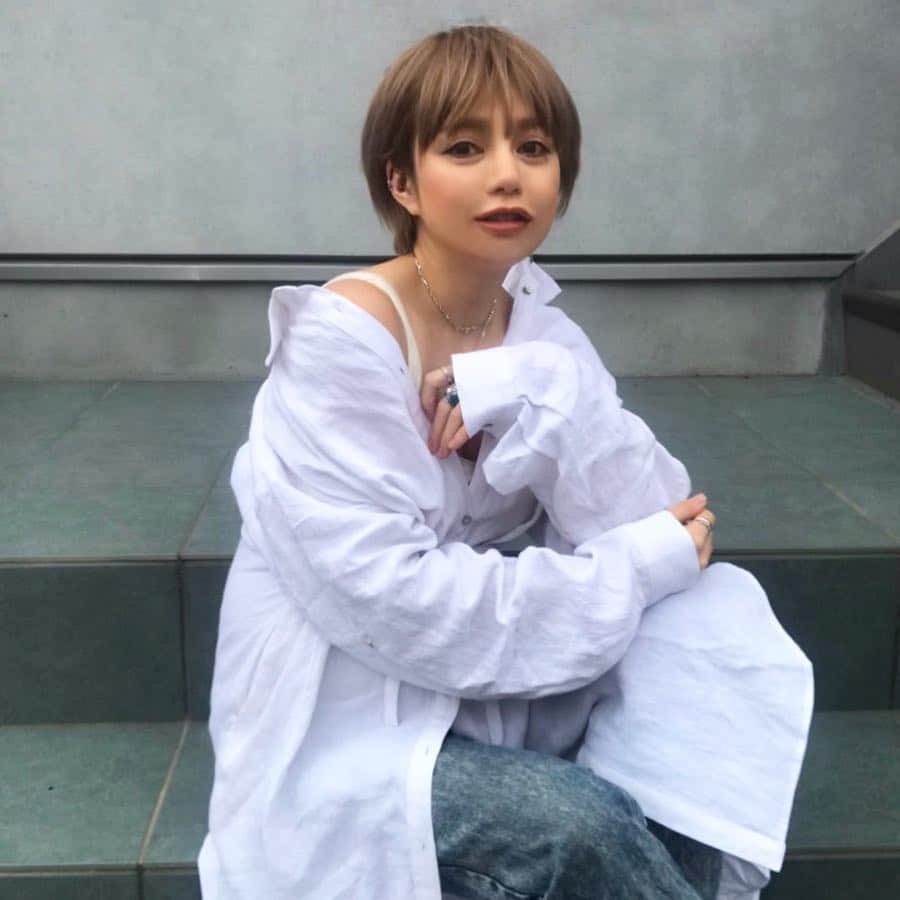 のインスタグラム：「👖👖👖 #twofaces #twofaces_press #shietwofaces #fashion #coordinate #fashion #ootd #outfit #code #マタニティコーデ #妊婦コーデ #36w #プレママ #妊婦 #臨月 #妊娠10ヶ月 #初マタ #妊娠36週 #152せんちこーで#shieコラボ @twofaces_press @shiiii0125 ・ ・ ・ GWみんな何してるのー😋⁉️ ・ 今日のコーデは TWO FACESとしーちゃん コラボのアイテムを💛 2wayでシャツにもワンピにも 使えるよーーー👏😆 （タグついてるから飛んでみてね🏷） ・ オンワードクローゼットで 期間中コラボアイテムのみ 使えるクーポンもあるからぜひ💁‍♀️ ・ 期限は4/28 〜5/6 23:59まで10％OFFだよ✨ クーポンコード【twsk7432】」