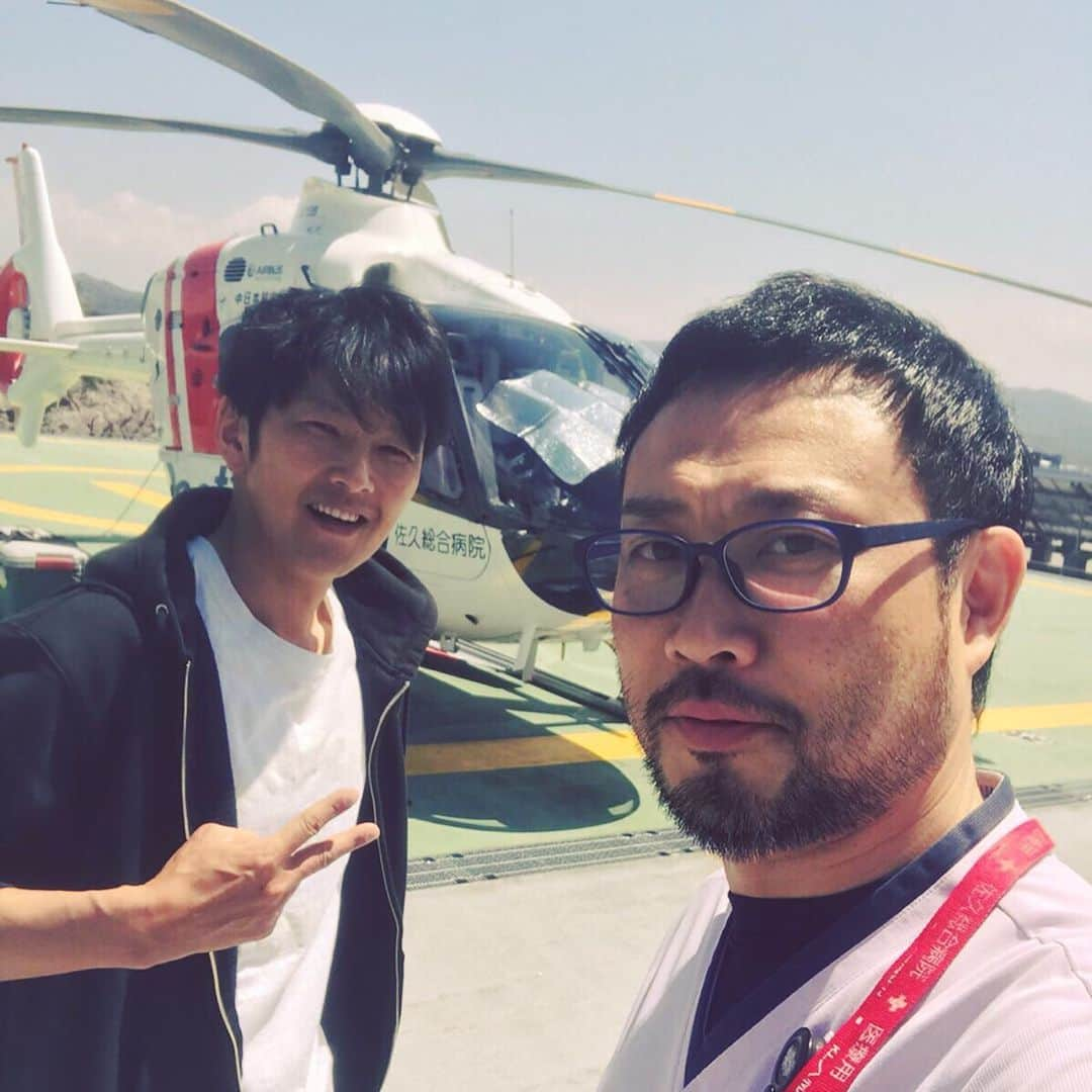 丸山智己さんのインスタグラム写真 - (丸山智己Instagram)「今夜9時放送の四月期月9ドラマ『ラジエーションハウス』で  私、少しナルシスト気味な放射線技師を演じております丸山です （窪ちんの差し入れ前にて）  先日長野の実家に帰った時に  高校バレー部時代の友達が働く佐久医療センターに  放射線科の見学にお邪魔させていただきました。  遠藤憲一さん演じる小野寺技師長の立ち位置と思われる小林技師長に色々と丁寧に説明していただき、とても勉強になりました。  撮った画像を次々処理していき、複雑な血管が3Dの画像で出来上がっていく。 （写真は血管造影剤検査をしているとこ）  この画像を元に医師が病変を判断したり場合によっては手術をしたりするそうで  それはまるで窪田くん演じる五十嵐と本田翼ちゃん演じる甘春先生の関係そのもの。  本物の技師さんたち、めちゃめちゃかっこよかったです！  お昼時の最中お邪魔したにもかかわらず皆さん丁寧に対応してくださってありがとうございました！  ナルシスト気味な方はおられませんでしたが  残りの撮影も、心を込めて演じたいと強く思いました。  最後にみんなでラジエーションポーズ？でパチリ  ポスター風のもパチリ（クオリティの低さよ笑  さて、高校バレー部の友達Tは佐久医療センターで何をしているかというと  なんと  ドクターヘリに乗ってる、フライトナース！  ということでなんとドクターヘリも見させていただけることに！  まさかのラジエーションハウスからのコードブルーということで  こりゃぁ大変だ。  盆と正月がいっぺんに来やがった。  ウソみたいにテンション上がりました笑  バレー部のイケメンモテモテだった砥石くん  ベテランフライトナースとしての貫禄半端なかった👊  皆さんありがとうございました😊」4月29日 18時17分 - tomomi.maruyama0327