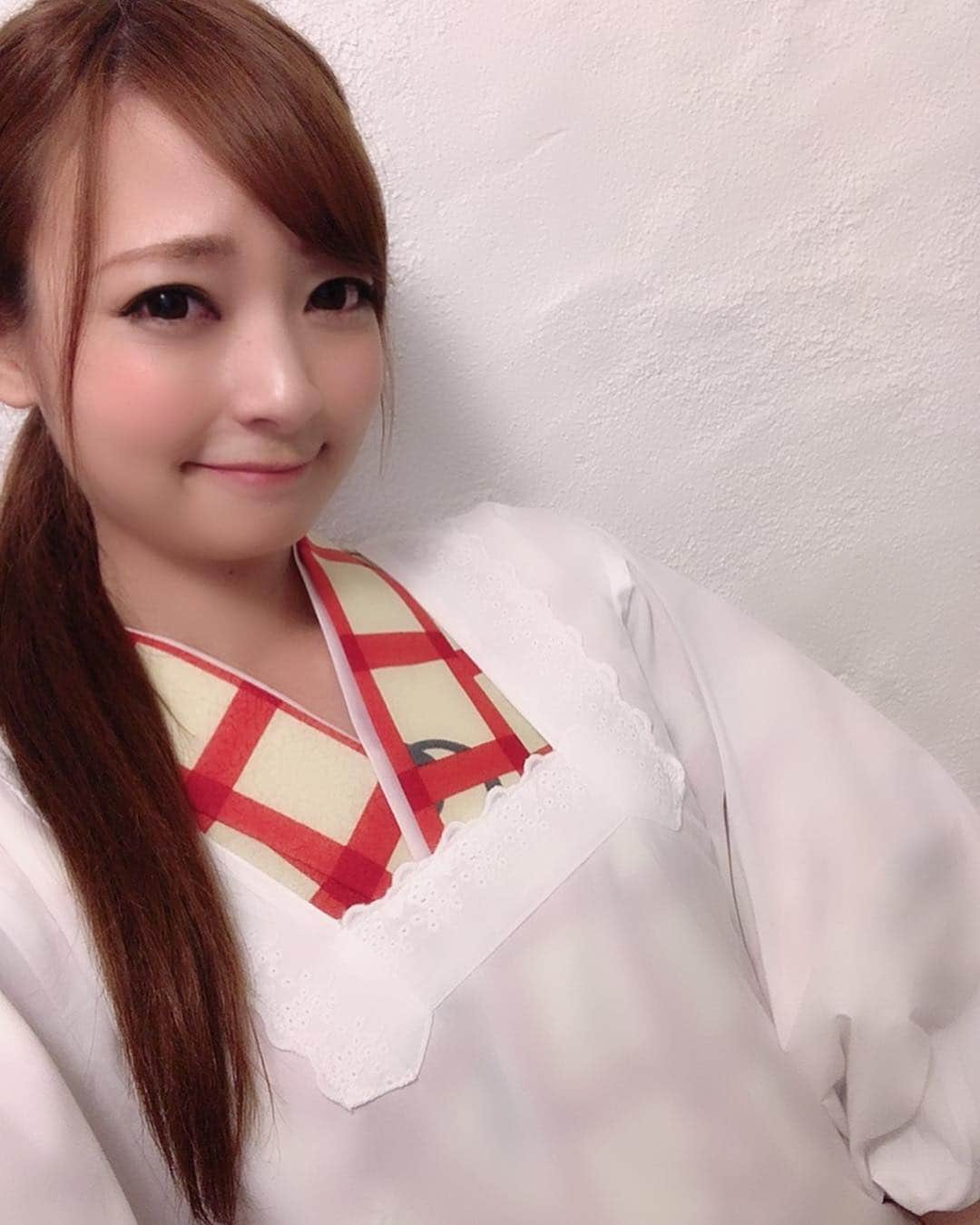 のインスタグラム：「2018.04.27 小料理屋まきにゃん。  女将のまきにゃんは、割烹着でした♡ 事務所が探してくれた着物と割烹着とても可愛かった‪(❁´ω`❁)‬ 実は着物ねこにゃん柄だったんだよー🐾」