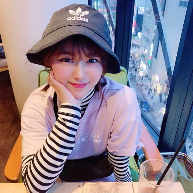 山内鈴蘭さんのインスタグラム写真 - (山内鈴蘭Instagram)「まだ寒いかと思って Ｔシャツの下に インナー合わせたんだけど… これ、ゴルフウェアなの🤣⛳️✨ お仕事終わりの友達とcafeって まったりで幸せ。。👭♥️ #adidas #jackbunny #golfwear #ワンピース #私服 #コーディネート #samanthathavasa #サコッシュ #andchouette」4月29日 18時25分 - xxsuzuranxx