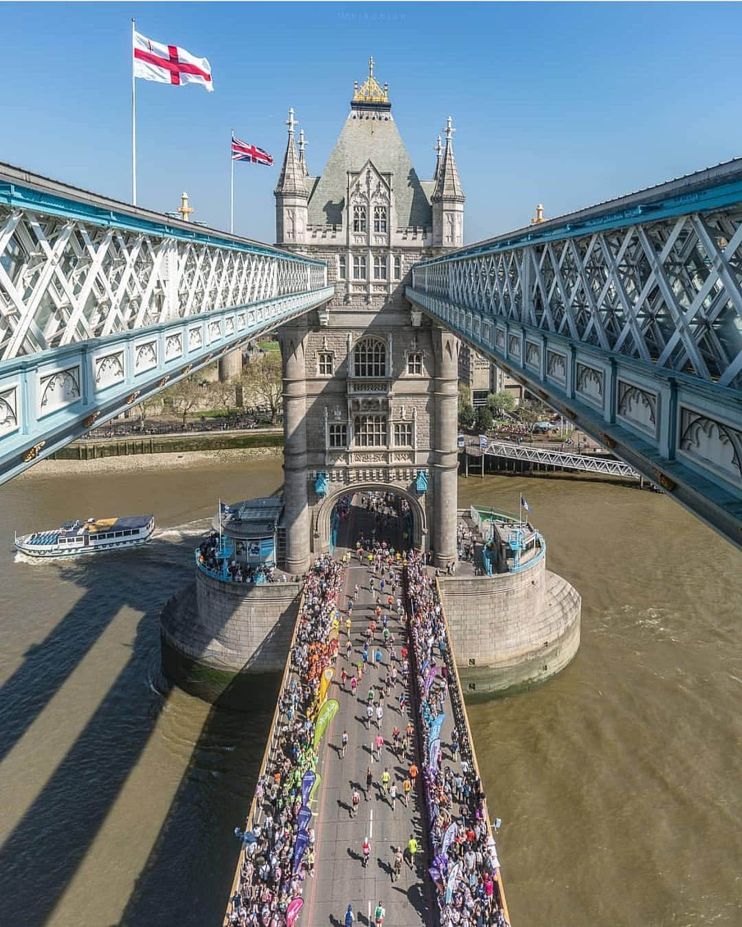 @LONDON | TAG #THISISLONDONさんのインスタグラム写真 - (@LONDON | TAG #THISISLONDONInstagram)「Congratulations to all the #LondonMarathon runners 🏃🏽‍♀️🏃🏻‍♂️ who ran on Sunday! People crawled over the line, overcame injuries, mascots struggled to fit over the line 🤣 ... it was another classic. Lots of money raised. So well done! And thanks to @tmnikonian for capturing the view from #TowerBridge! What a beautiful moment! 🙏🏼🙏🏼 // #thisislondon #london #londonmarathon2019 #ThanksABillion」4月30日 0時01分 - london