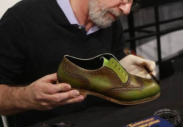 Saphirさんのインスタグラム写真 - (SaphirInstagram)「A touch of Teinture Française for a 100 % French craftsmanship! 👌 . Un peu de Teinture Française pour un savoir-faire made in France ! 👌 . . #SaphirOfficial #Saphir #ShoeShine #MadeInFrance」4月30日 0時00分 - saphir_official