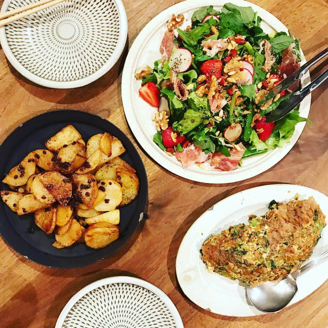 のインスタグラム：「今夜の晩ご飯。 冷蔵庫にあるものでメニュー考えるの楽しい☺️✨ . . ご近所さんから頂いた、オーガニック野菜のサラダ。ルッコラやミント、ベビーリーフシャキッと美味しかった❤️ . 長芋、じゃがいもの醤油麦麹とバター炒め 小松菜、納豆、黒ごま入りのオムレツ . . 野菜が美味しいって幸せ❤️ #instafood #dinner #organic #salada #醤油麦麹 #みさこクッキング」
