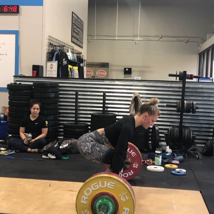 モーガン・キングのインスタグラム：「Back in the gym today. Here’s a beltless 102k complex from last cycle. Wonder what the brain has in store for me this cycle since I made jerks this comp. Any guesses? • • • #teamusa #pinkyandthebrain #weightlifting #usaw #powerandgraceperformance #newcycle #makelifts #bemoreboring」